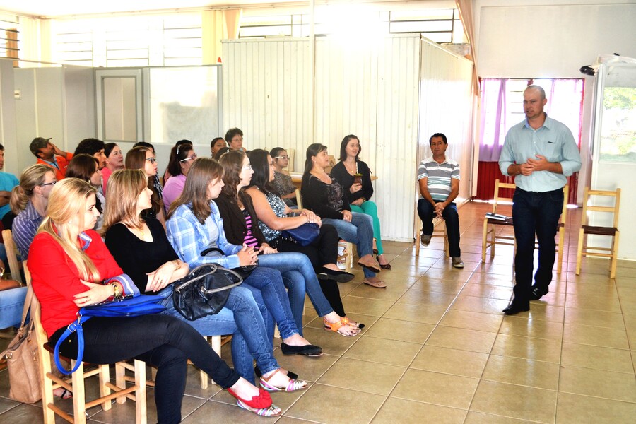 prefeito-apresenta-o-novo-secretario-de-educacao-e-elogia-professores-na-abertura-do-ano-letivo